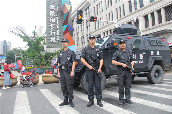 5月1日,五一假期里,常德市公安局巡特警支队特警队员依旧如往常一般