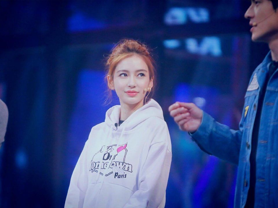 杨颖穿超短裙配牛仔裤,还搭一件超长款卫衣,网