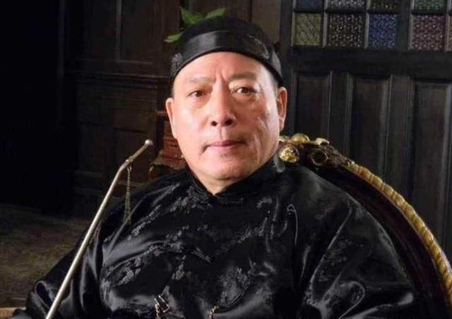 黄金荣让人去银行取钱,最终拖垮对方成新东家,多年后成扫地小弟-北京