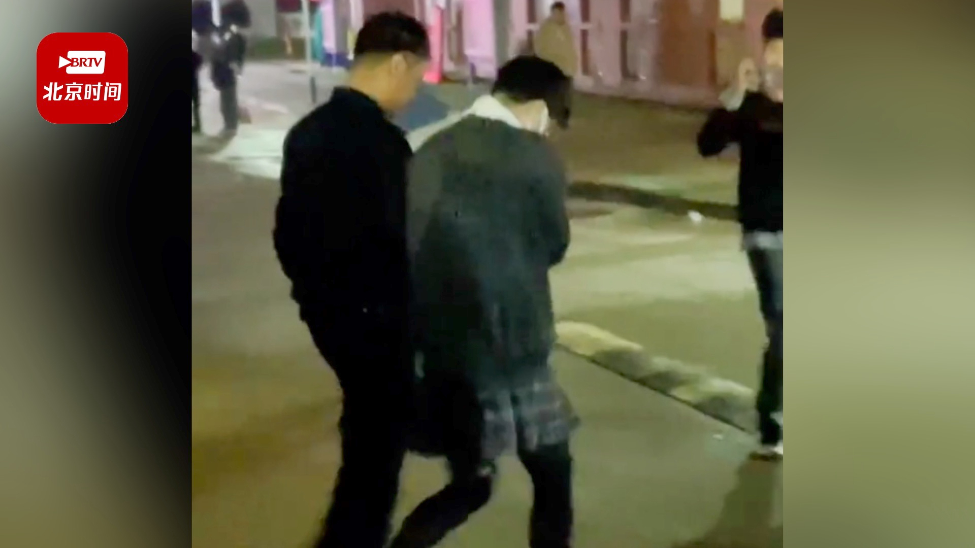 高校回应男子扮女装进女寝偷内衣被抓：曾就读该校，警方正在处理