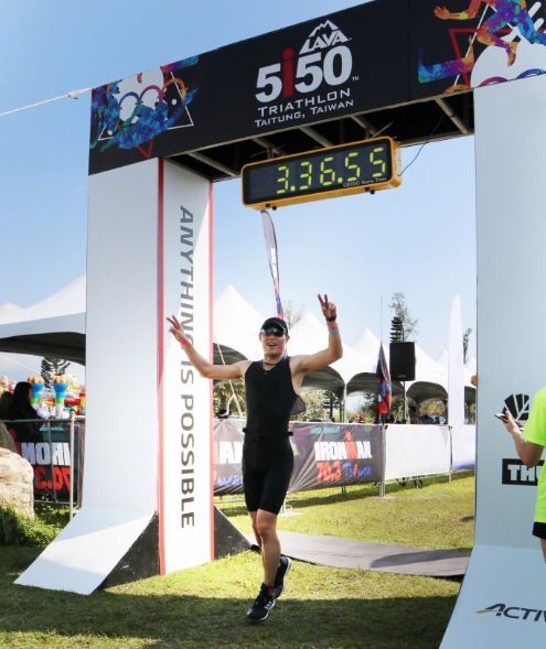3小时31分完成51.5公里铁人三项!这个明星比彭