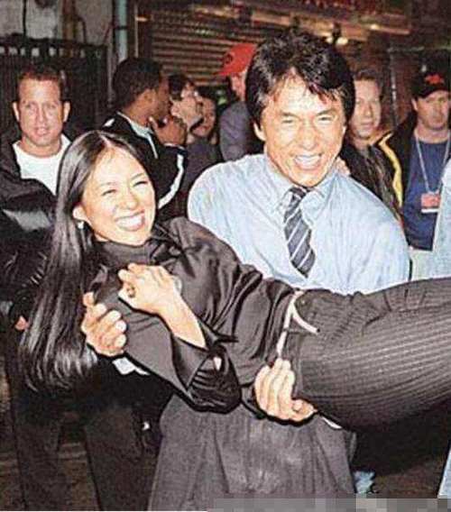 女星被占便宜:成龙抱起章子怡转圈,最后一位