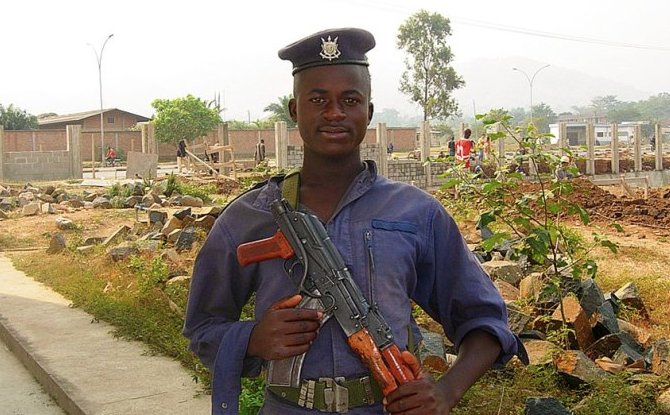 非洲警察喜欢给中国工地巡逻,除了有高待遇,晚上还可以干其他事