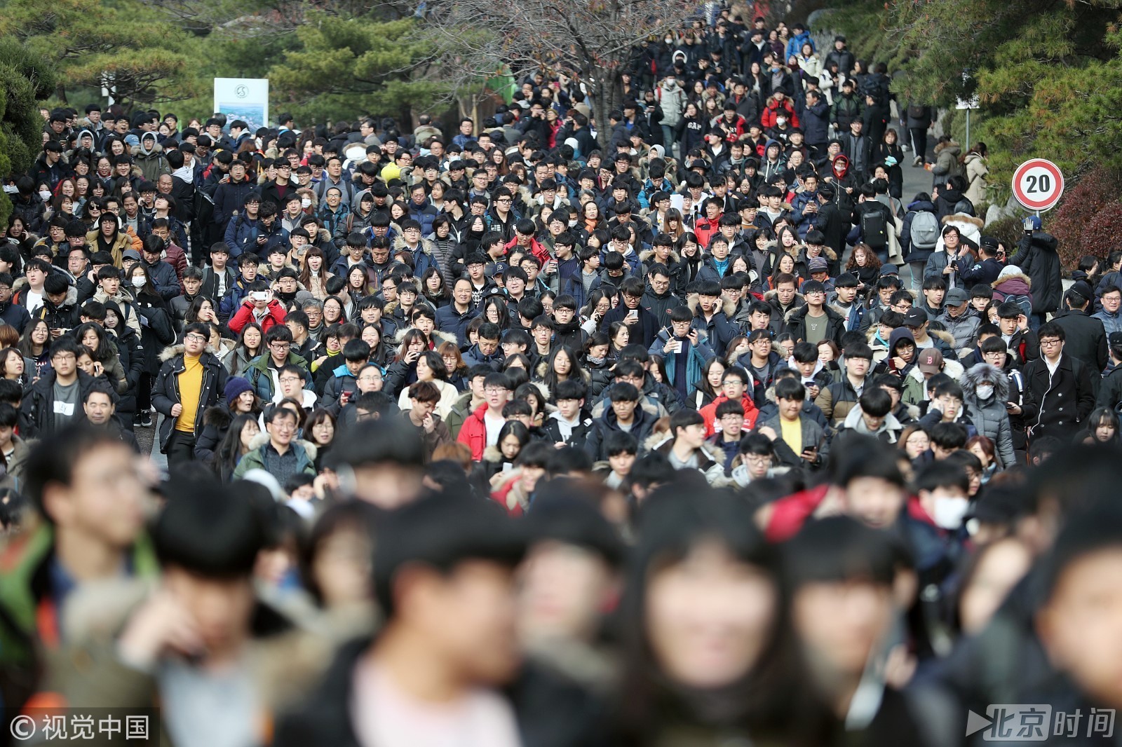 实拍韩国高考现场 为防作弊竖起白板