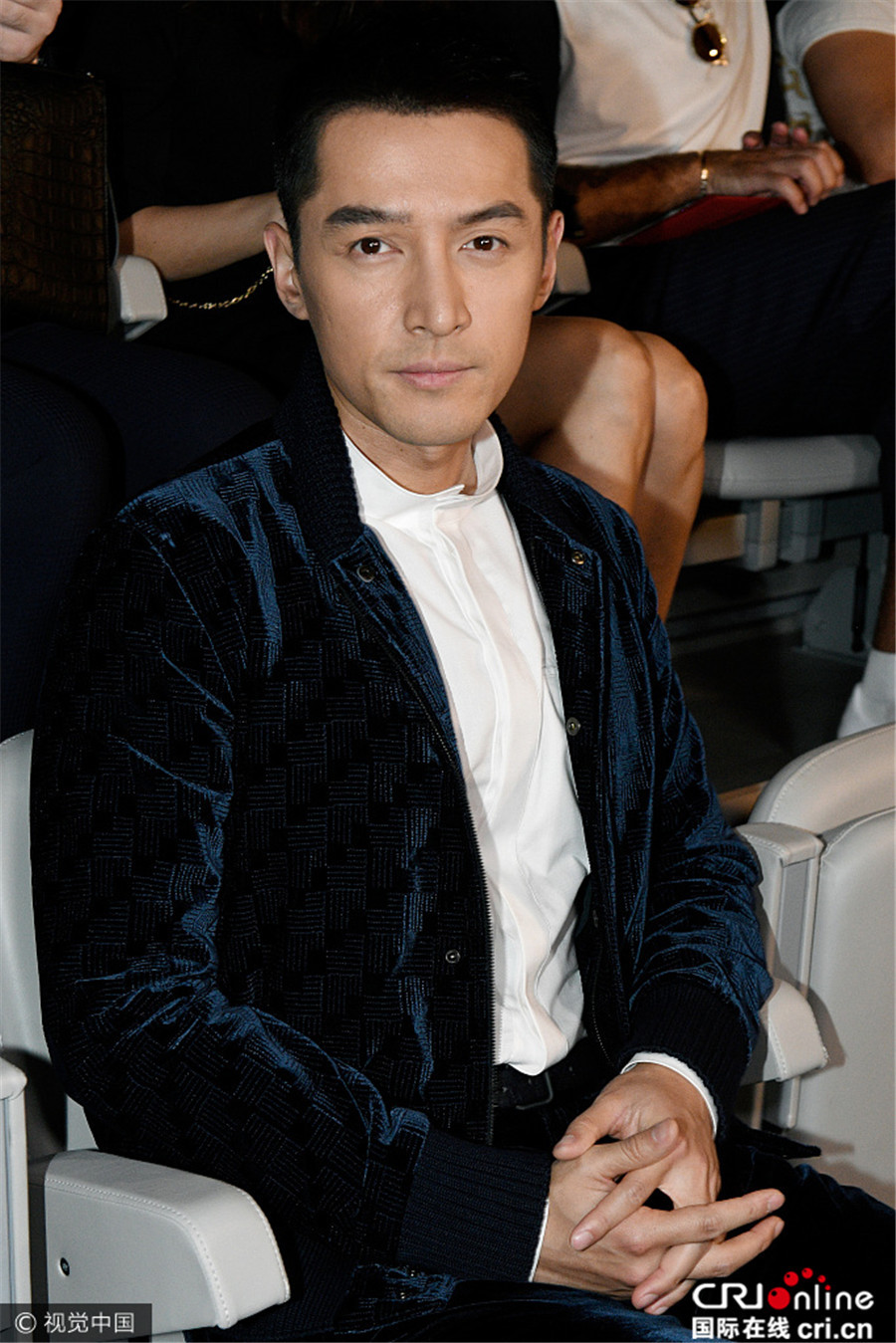 胡歌米兰时装周酷帅吸睛 气场不输男模