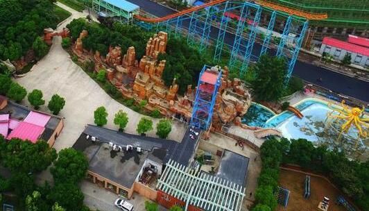 安徽合肥:女子玩空中飞人坠亡 同伴称安全带没