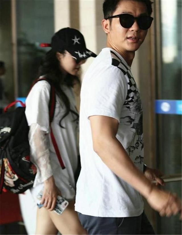 范冰冰参加活动遇尴尬,裙子太短遮不住,网友都