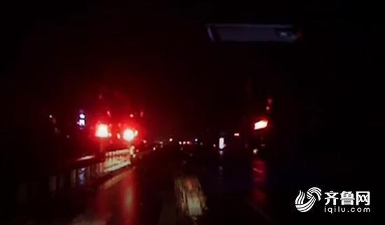 醉酒男子雨天骑摩托撞上护栏 后座男子跌落死亡 醉酒男子雨天骑摩托撞上护栏 后座男子跌落死亡
