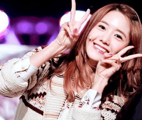 允儿是韩国杂志爱捕捉的艺人之一,穿搭风格休