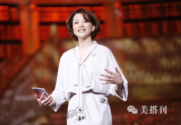 《朗读者》董卿简爱黑白装，陪你聆听历尽千帆的多彩人生