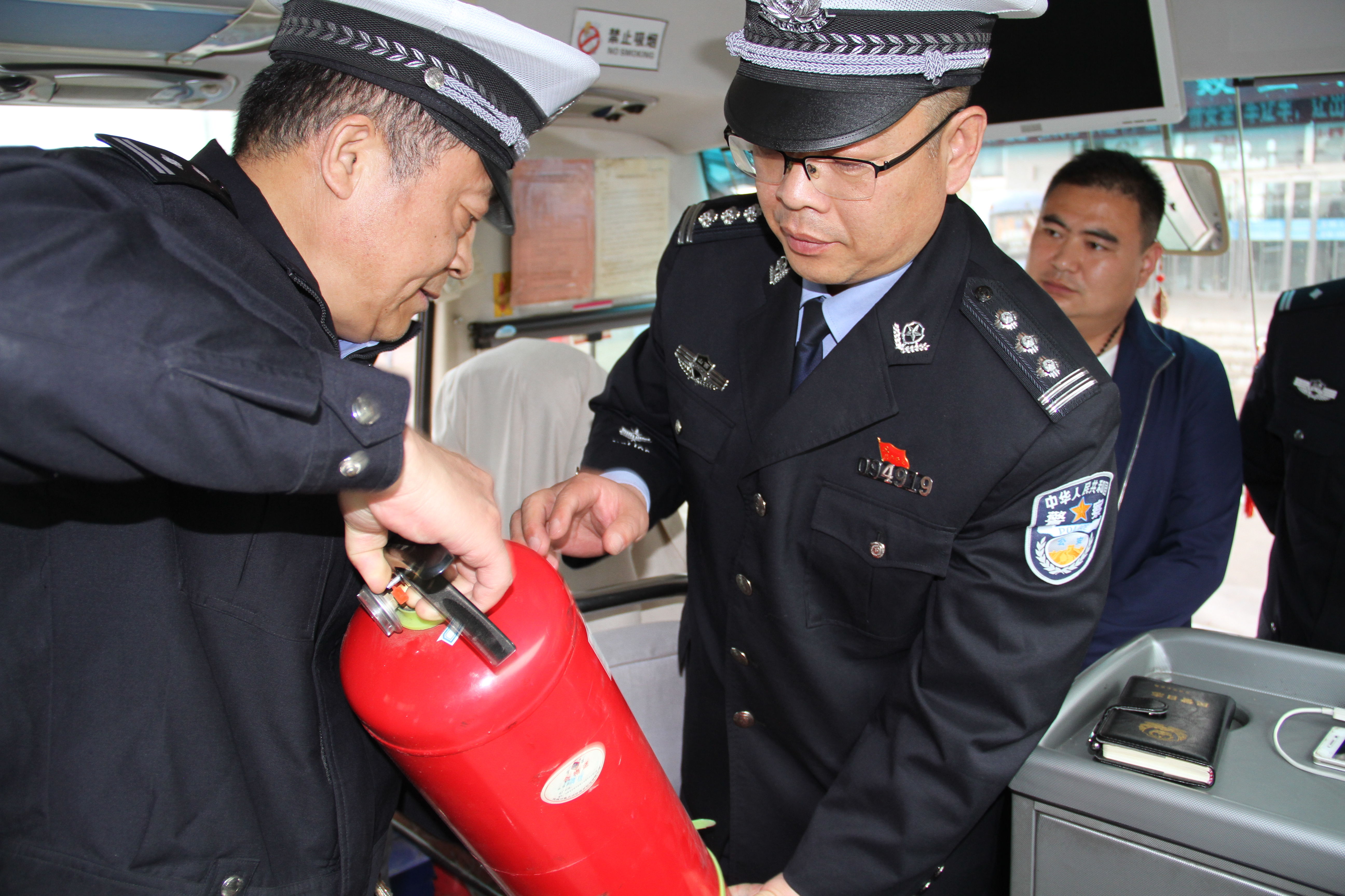 永济交警大队长一线检查客运企业安全隐患排查