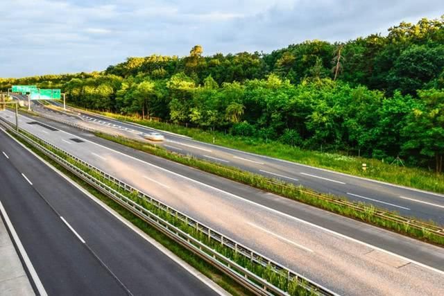 全球唯一高速不限速的国家,车祸率非常低,开多