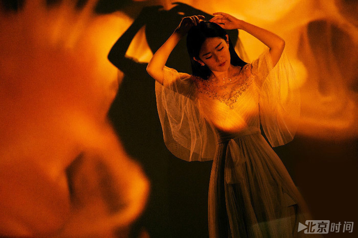 “太阳歌后”谢娜《跨界歌王》宣传照宛若少女