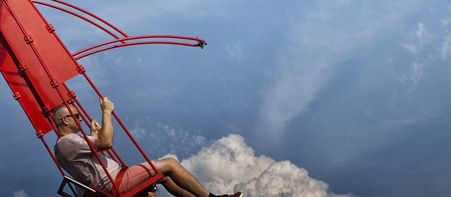 图为一名独自乘坐秋千的游客在高空中与云为伴。这架秋千的策划者表示，他们想建造一个可与巴黎埃菲尔铁塔、柏林电视塔和伦敦眼匹敌的景点。