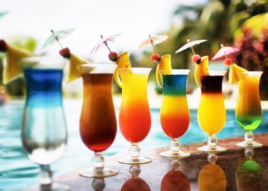 5.新加坡司令(Singapore Sling)以金酒调出的“新加坡司令”鸡尾酒,是热带地区的流行酒款,女人喜欢把他比作情人,对她们而言此酒就好似理性与感性兼具的帅哥,而且他的标准颇高,不会对所有女生放电。比起其他酒款来说,这款酒的点击率不是很高,所以容易被忽略,敬请小心。