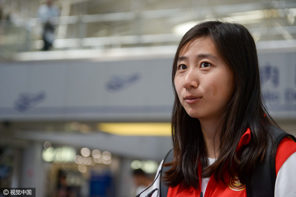 2015年5月15日,北京,2015女足世界杯前瞻,中国女足远征西雅图最后备战,球迷机场热情送行,图为张越在机场。