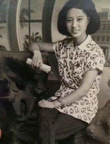 范冰冰晒出奶奶年轻时照片,力证自己脸歪不是