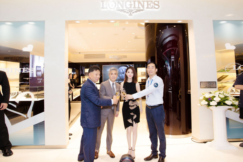 赵丽颖出席某代言活动,一字带黑色高跟鞋展现