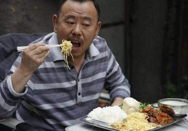 胡歌 和剧组人员一起吃盒饭,老胡吃饭还是怎么萌!