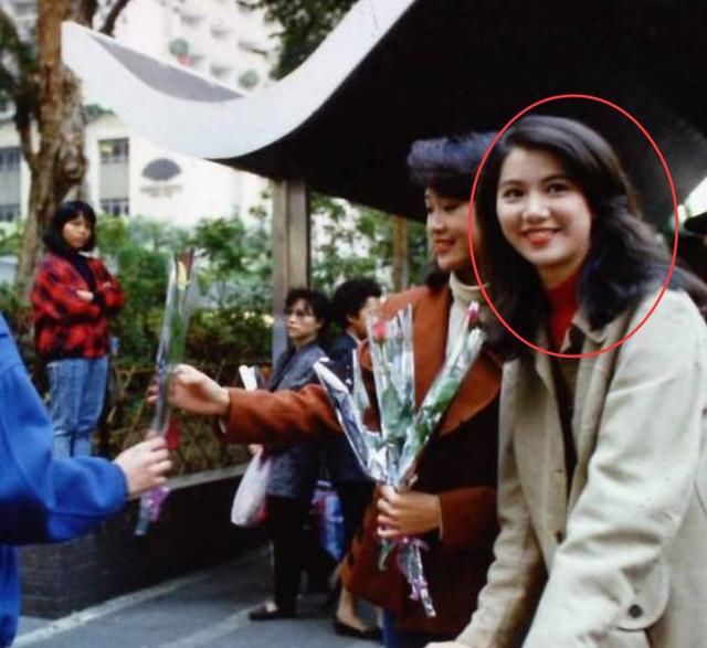 看了袁咏仪年轻照,再看许秋怡年轻照,终于明白