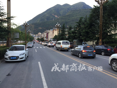 大批车辆有条不紊地驶离县城。