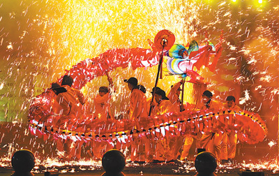 2月18日,在贵州省黔东南苗族侗族自治州台江县,舞龙队参加"舞龙嘘花"