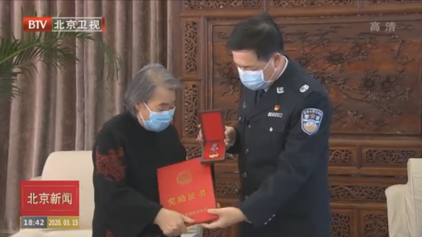 公安部领导看望慰问北京牺牲民警家属