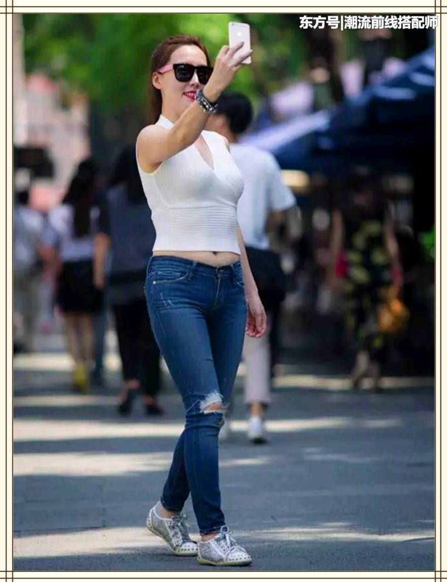 街拍:图1杨幂,反穿牛仔裤很抢镜,图3外国美女,