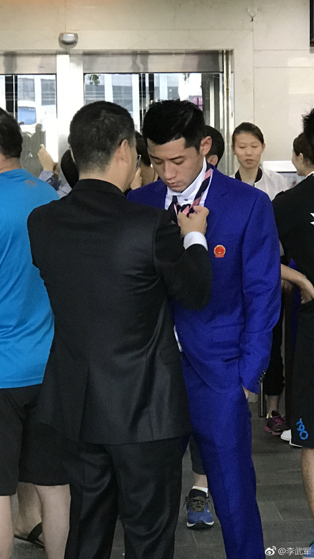 教练员为张继科打领带.