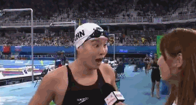 2016年8月8日，刚刚结束半决赛的傅园慧接受采访时，对于自己的成绩表示不敢相信，简直就是行走的表情包。