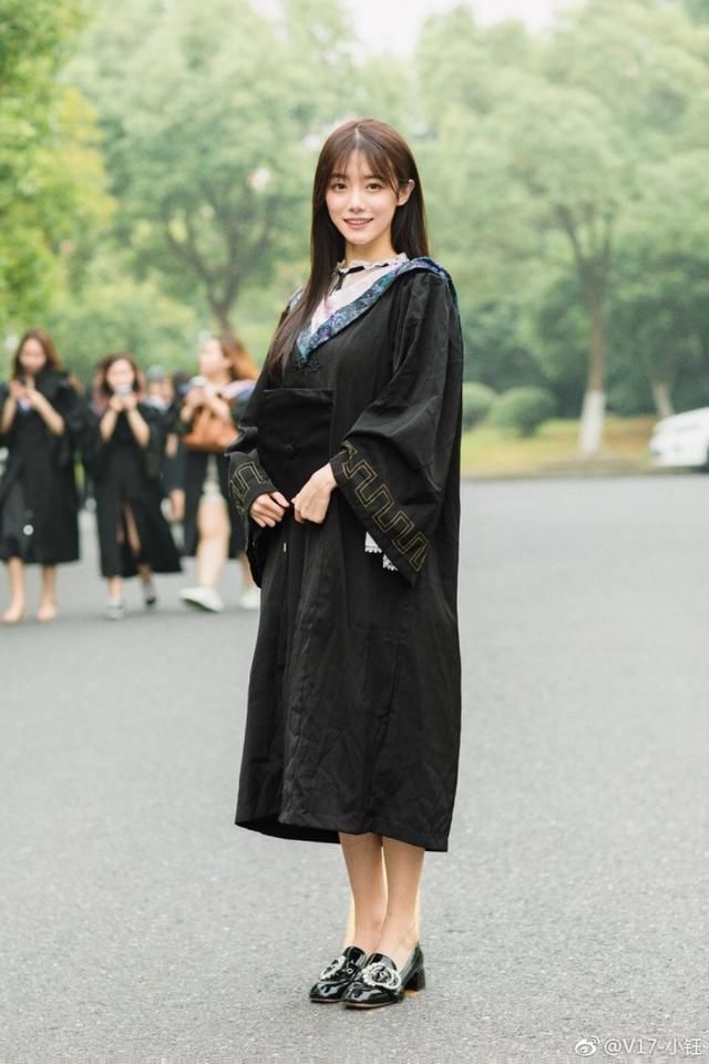 LPL主持人小钰微博晒毕业照:四年转眼一瞬 还