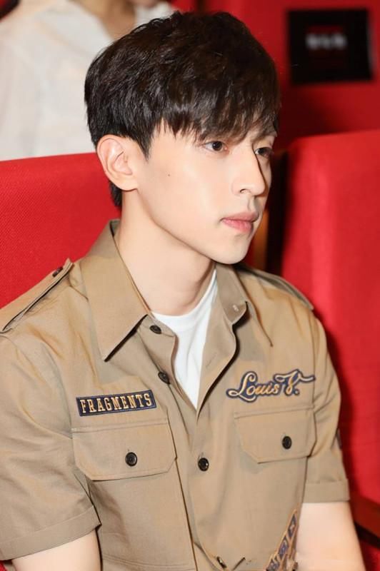 邓伦深夜到达成都,身穿格子衬衫搭配牛仔裤帅