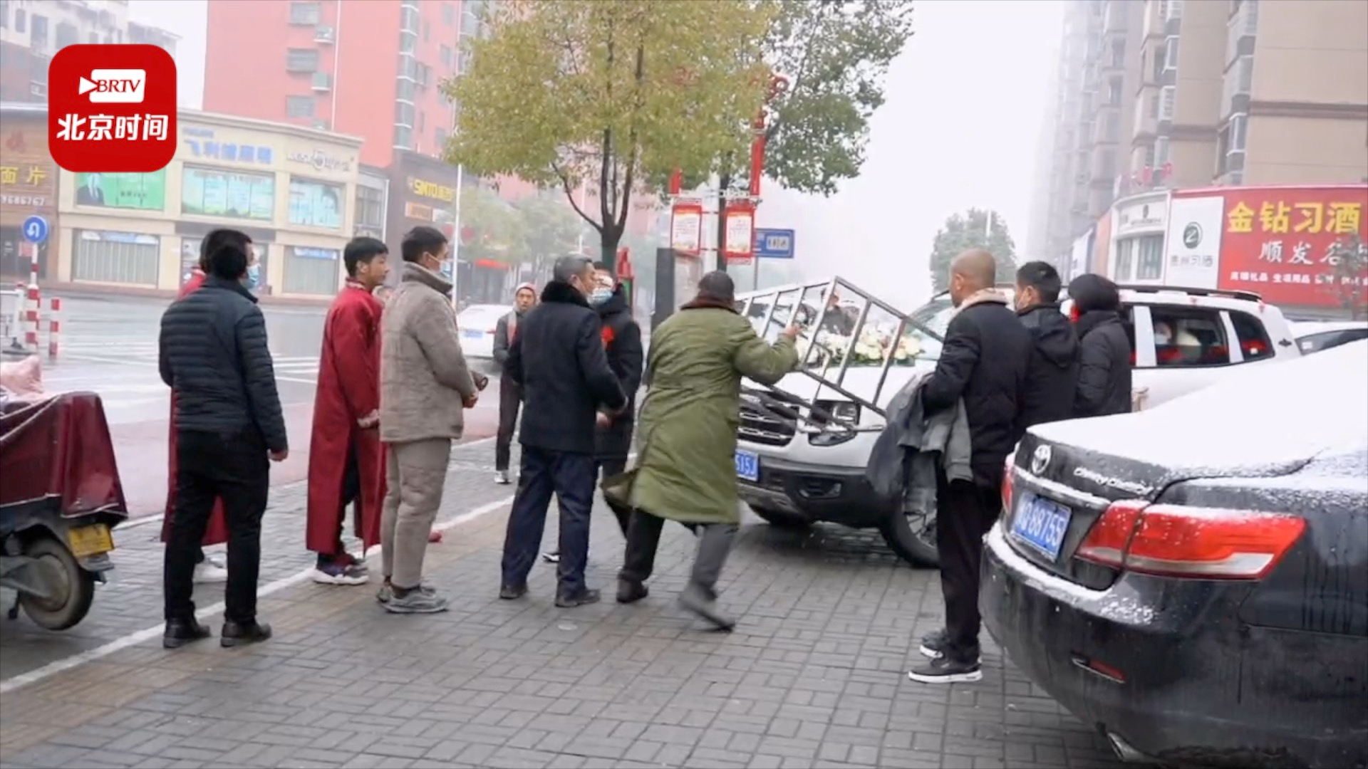 三人拦婚车要钱未果恼羞成怒砸车 摄影师:10块嫌少,每人想要100! 三人拦婚车要钱未果恼羞成怒砸车 摄影师:10块嫌少,每人想要100!