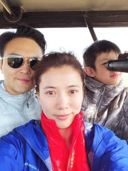 张智霖袁咏仪一家三口游肯尼亚 草原合影超温