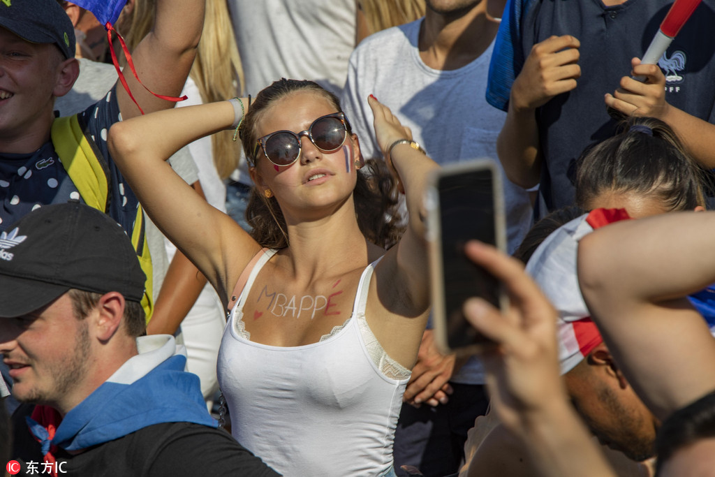 2018年俄罗斯世界杯决赛在莫斯科卢日尼基体育场打响，法国队与克罗地亚队上演巅峰对决。赛场美女球迷云集，好身材吸引眼球。