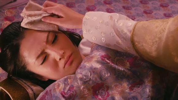 此外,瞳偏向上方,好象怪眼的下三白眼,或使媚眼儿的女性也会令男人销魂。这种女人称为“目秀”。瞳偏向下方的上三白眼的女人,则会使男人身体衰弱和生病,所以要严加警惕才好。口唇血红,或者口唇紫色的女人,容易引起心脏麻痹。但只有红色的口唇,才是一个健康女性的象征,这种女性的口层,称为“唇红”。齿列漂白的女人,可谓阳气饱满,齿与肾的关系很深。齿列不好的人,常因病弱而不能过度做爱。