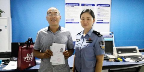 网传河南一高考生裤子拉链坏了撕衣赶考,考点