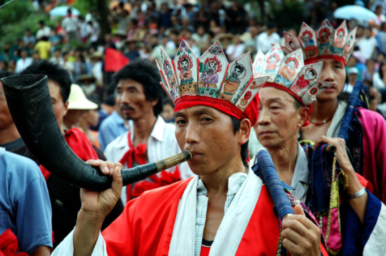 道士吹牛角号图片