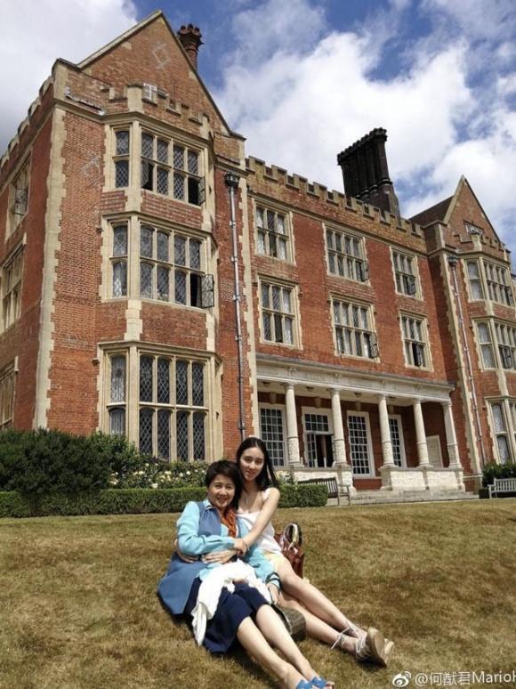 赌王小女儿何超欣高中毕业!抹胸裙秀好身材(图)