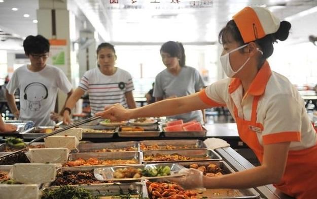 天津姑娘刚发工资就被老公拿去,下班看见门口