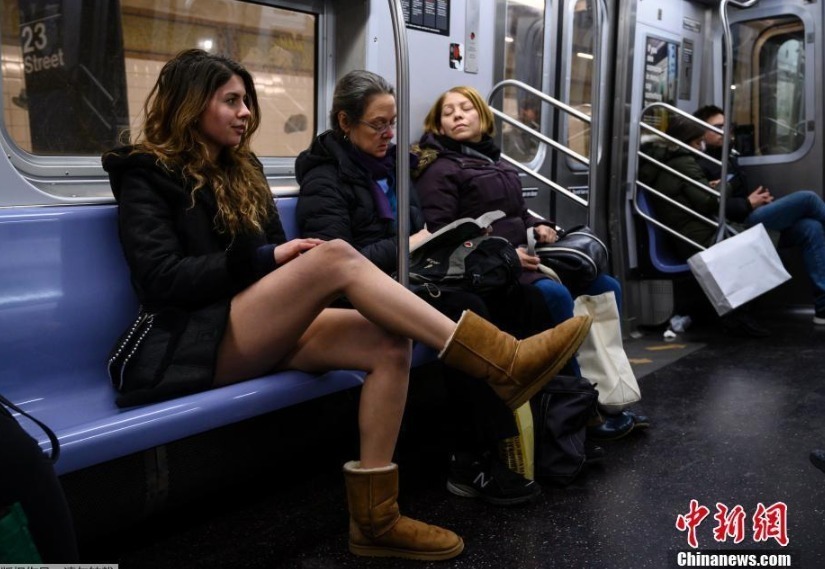 1月13日，纽约地铁里，民众参加一年一度的“无裤日”活动，光腿出行。
