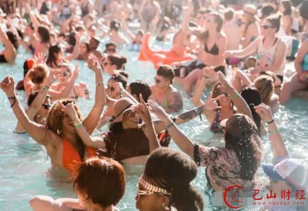 世界最大女子派对 两万名美女泳池戏水
