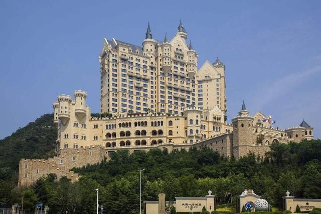 王健林背后的神秘大鳄,曾送价值24亿酒店给夫