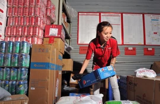 京东女快递员搬货送货样样全能,你知道她们一