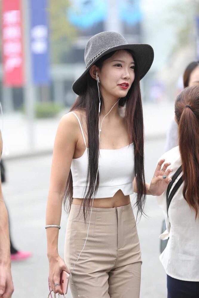 街拍:丹凤眼吊带美女,气质出众一看富人家长大