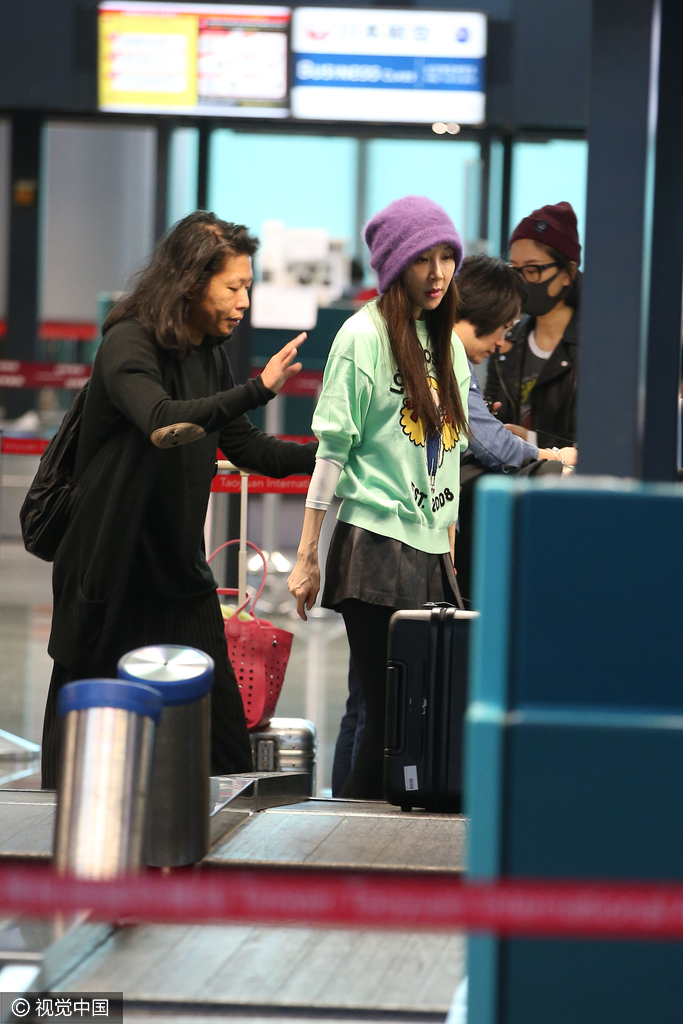 萧蔷穿黑色短裙。