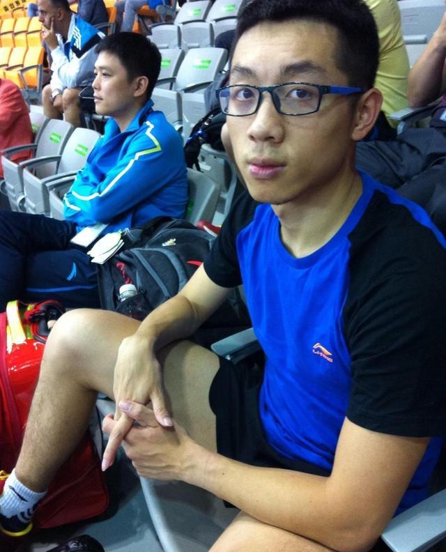 许昕400度近视眼!后背击球堪称神技,自谦:我是