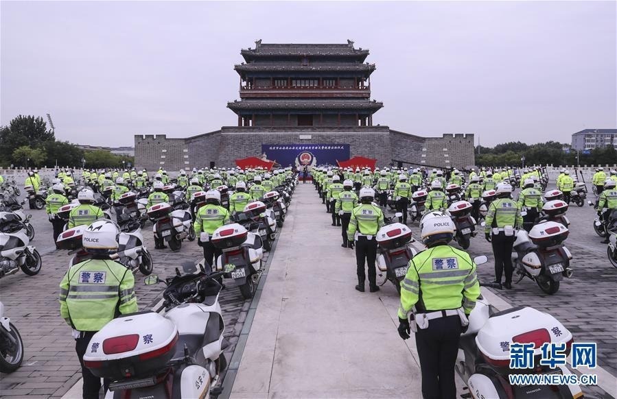 9月12日，北京市公安局公安交通管理局首都交警铁骑出征仪式在北京永定门广场举行。 当日上午，北京公安交管部门新组建的首都交警铁骑队正式亮相，首批185名铁骑交警将驾驶警用摩托车上路执勤。为进一步提高路面动态管控、快速反应、快速处置能力，北京交管部门在保持基层交通执勤大队原有摩托车配置的基础上，从城区各交通支大队选拔优秀中青年交警组成了首都交警铁骑队伍，主要承担全市环路、城市主干道、繁华商圈的高峰疏导和事故快处、道路巡控处突、动态交通违法查处以及其他临时性紧急任务。 新华社记者 殷刚 摄