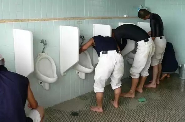 另类文化教育:日本中学生劳动课光手清洗男厕所 另类文化教育:日本中学生劳动课光手清洗男厕所