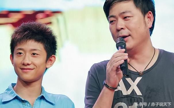 有着国民"爸爸"著称的高亚麟也来到了现场为张一山颁发荣誉,这不禁的